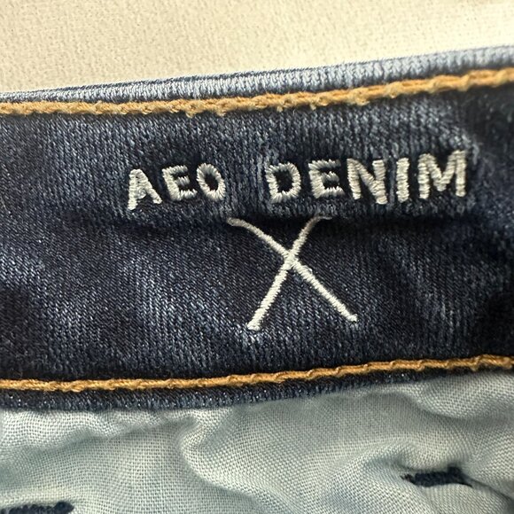 American Eagle Outfitters Super Stretch Midi Denim Shorts Size 2 Dark Wash - Picture 6 of 7